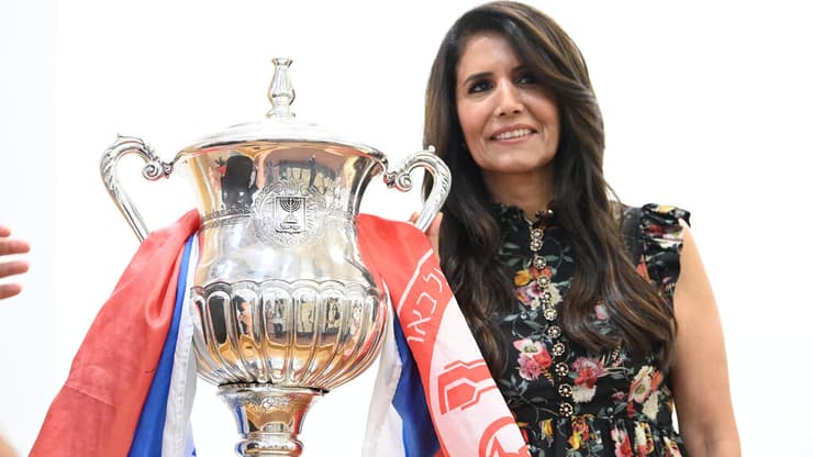 אלונה ברקת עם גביע המדינה