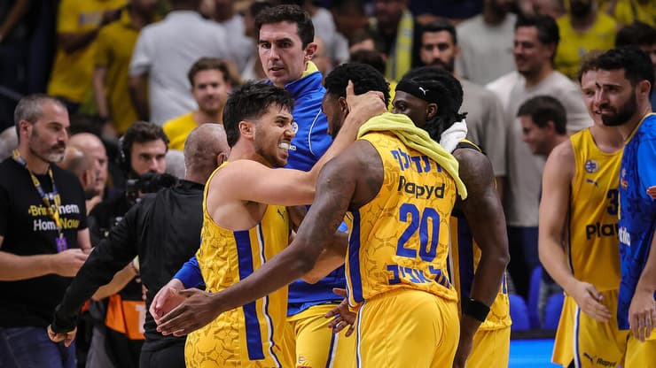 הצהובים חוגגים בסיום (צילום: עוז מועלם) שחקן מכבי ת"א תמיר בלאט עם ליוואי רנדולף