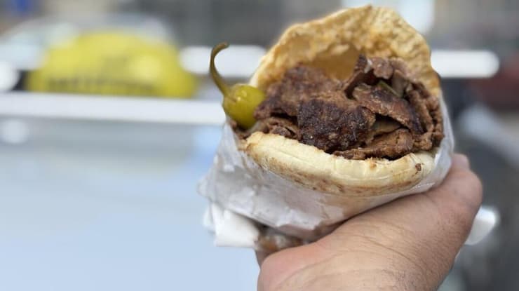 שווארמה אבוג׳ון. הפתיעה בסגנון ובמיקום