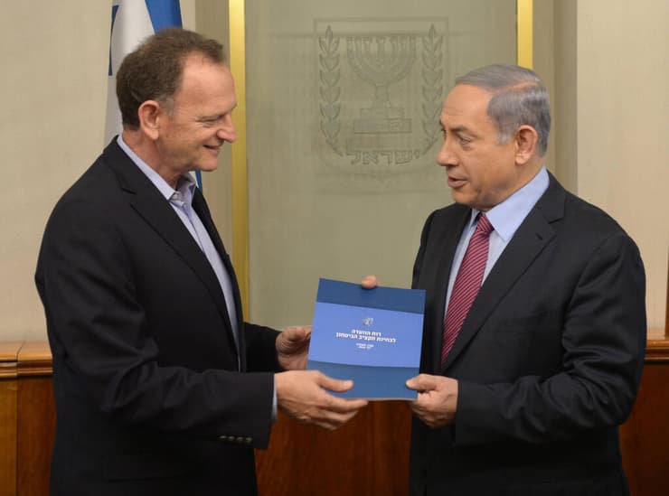 יוחנן לוקר בעת הגשת דוח תקציב הביטחון וכוח האדם ב-2015 לידי ראש הממשלה בנימין נתניהו (צילום: עמוס בן גרשום לע"מ) יוחנן לוקר בעת הגשת דוח תקציב הביטחון וכוח האדם ב-2015 לידי ראש הממשלה בנימין נתניהו