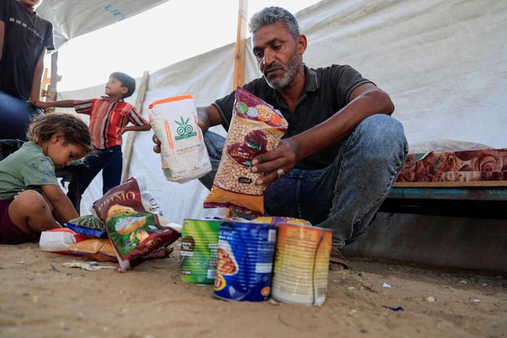 פלסטיני סוחב סיוע הומניטרי