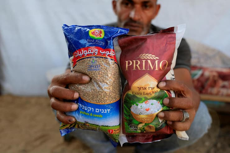 פלסטיני סוחב סיוע הומניטרי