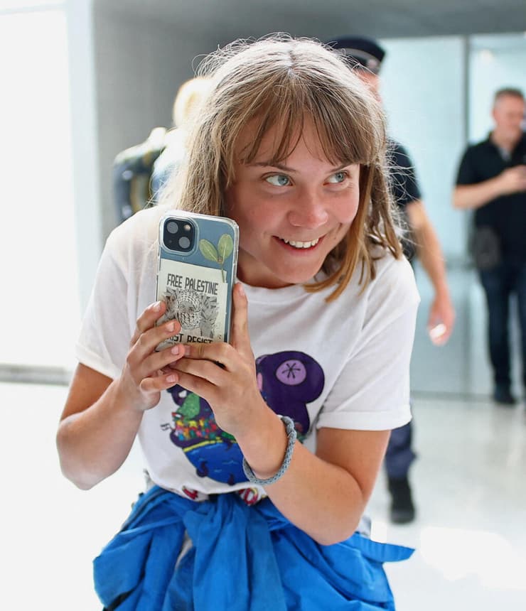 "לא היה לי טלפון". טונברג בפריז (צילום: REUTERS/Gonzalo Fuentes) גרטה תונברג