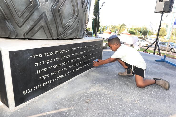 שמות הנספים על הפסל של וונדה. "שיזכיר לא רק את מי שאינם, אלא גם את מי שאנחנו היום ואת התקווה שממשיכה" (צילום: שאול גולן) שמות הנספים על הפסל של וונדה. "שיזכיר לא רק את מי שאינם, אלא גם את מי שאנחנו היום ואת התקווה שממשיכה"