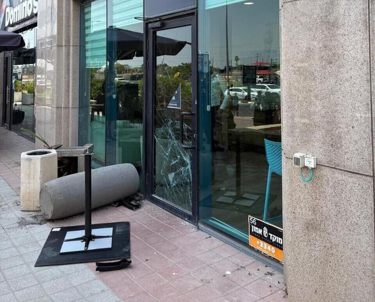 ניסיון פריצה של פורעים קיצוניים למשרדי חברת אאורה ביהוד ע"י ניפוץ דלתות הכניסה