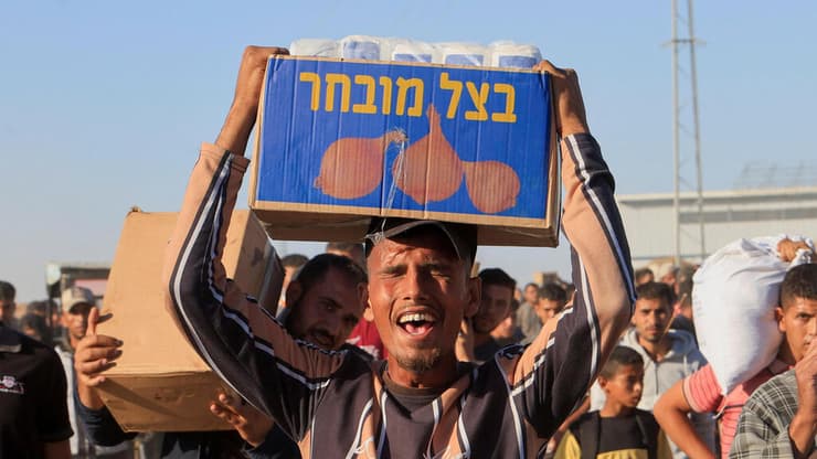 פלסטיני סוחב סיוע הומניטרי