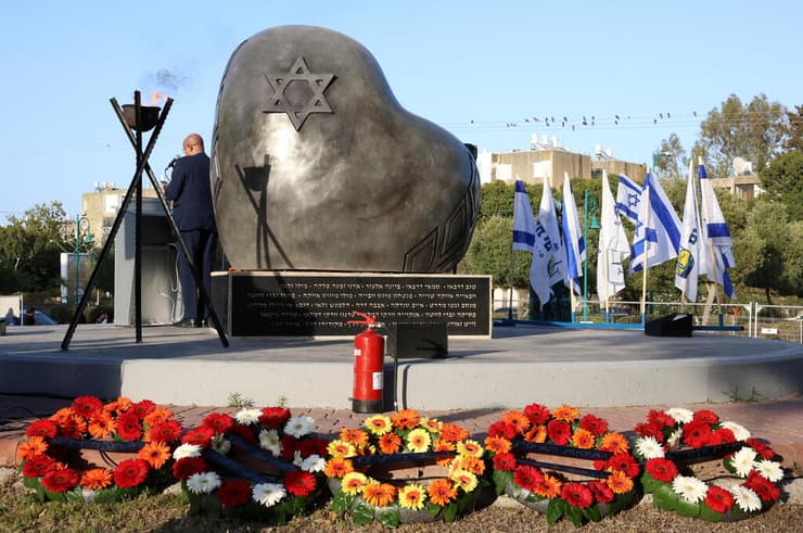 מגן דוד מאחור, המסמל את הכיסופים של יהודי אתיופיה לציון   