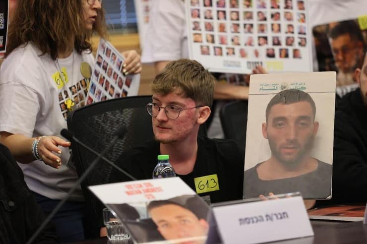 "החלטנו שחייבים לפרסם, שנראה ונחשוף לכולם את המצב החמור והעוול שנעשה למתן" (צילום: אלכס קולומויסקי ) משפחות חטופים בדיון בוועדת הכלכלה בכנסת