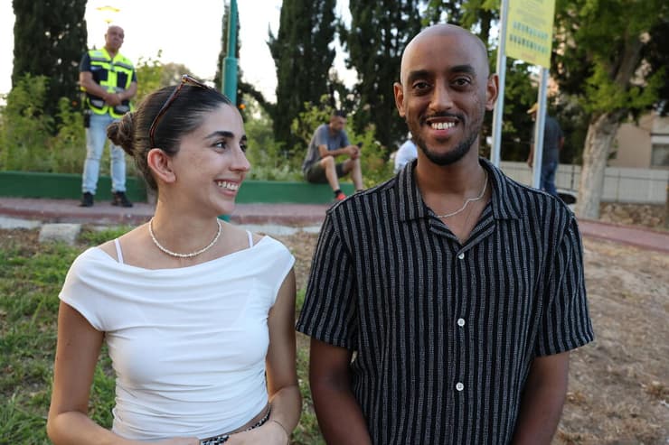 עם ארוסתו, שירן. "ברור לי שעדיין יש שיגדירו אותי כאמן אתיופי ולא כאמן ישראלי" (צילום: שאול גולן) עם ארוסתו, שירן. "ברור לי שעדיין יש שיגדירו אותי כאמן אתיופי ולא כאמן ישראלי"