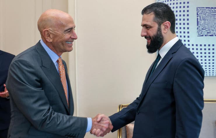 א-שרע והשליח האמריקני ברק. "רכבת הסכמי אברהם נעה במהירות" (צילום: AFP PHOTO / TURKISH FOREIGN MINISTRY/HANDOUT) תומאס ברק שליח ארה"ב ל סוריה בפגישה עם אחמד א-שרע אבו מוחמד אל-ג'ולאני