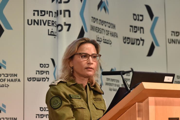 האלופה יפעת תומר-ירושלמי. "אל תביטו לאחור", כתבה למשפחתה (צילום: שרון צור) הפרקליטה הצבאית הראשית, אלופה יפעת תומר-ירושלמי