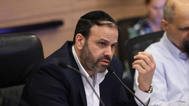 ינון אזולאי (צילום: אלכס קולומויסקי ) משפחות חטופים בדיון בוועדת הכספים