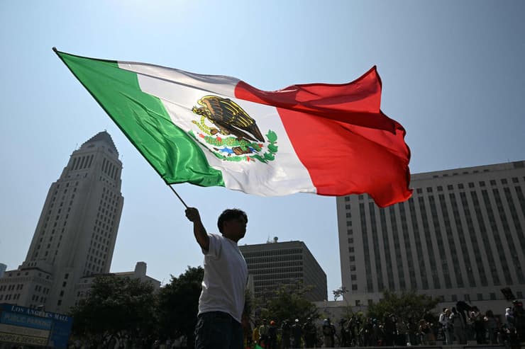 דגל מקסיקו ונף ב הפגנה נגד גירוש מהגרים ב לוס אנג'לס קליפורניה ארה"ב 9 ביוני