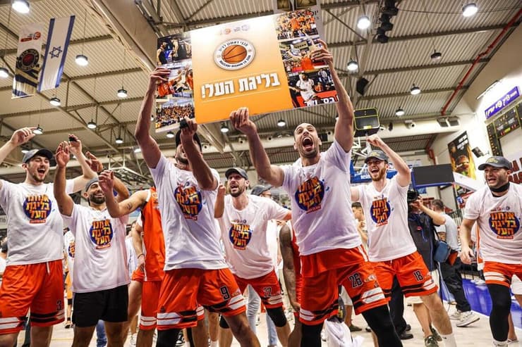 שחקני ראשון לציון חוגגים את העלייה לליגת העל