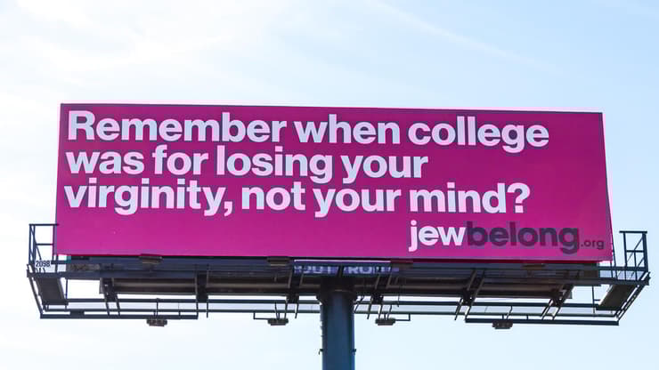 שלט חוצות של ארגון jewbelong. "זוכרים שפעם בקולג' היו מאבדים את הבתולים, ולא את השכל?" (צילום: jewbelong) שלט חוצות של ארגון jewbelong