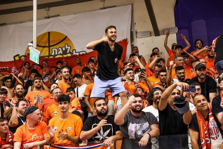 אוהדי ראשון לציון חוגגים את העלייה לליגת העל