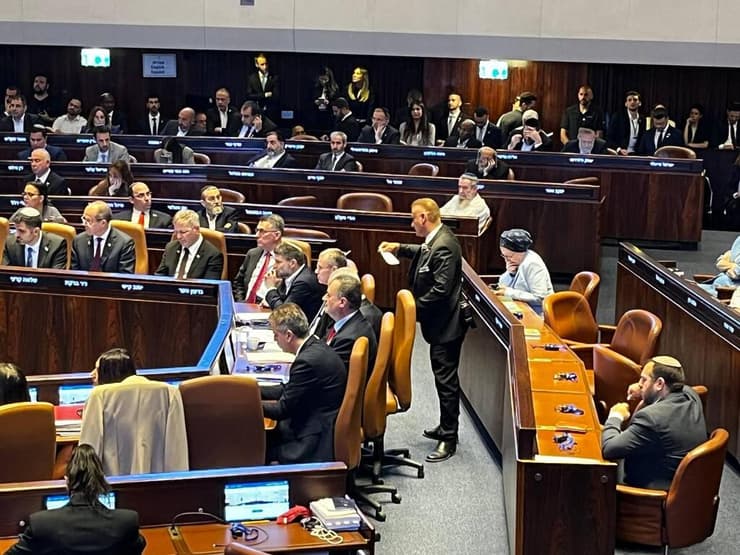 נתניהו העביר פתק לאדלשטיין דרך איש משמר