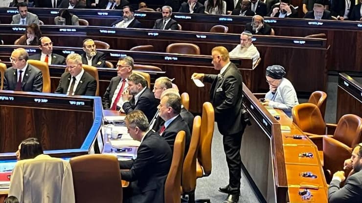 נתניהו העביר פתק לאדלשטיין דרך איש משמר