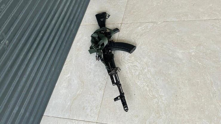 נשק של אחד המחבלים שנמצא במושב מהלחימה ושדה הקרב במושב פרי גן