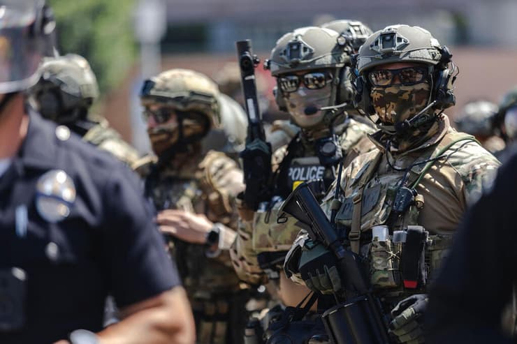 שוטרים ב לוס אנג'לס קליפורניה ארה"ב הפגנה נגד גירוש מהגרים