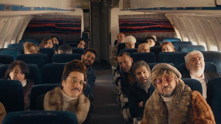 הבלוק כולו עולה על מטוס פרטי. מתוך "החתונה - ההילולה 2" (צילום: אוריאל סיני, באדיבות סרטי יונייטד קינג) מתוך "החתונה - ההילולה 2"