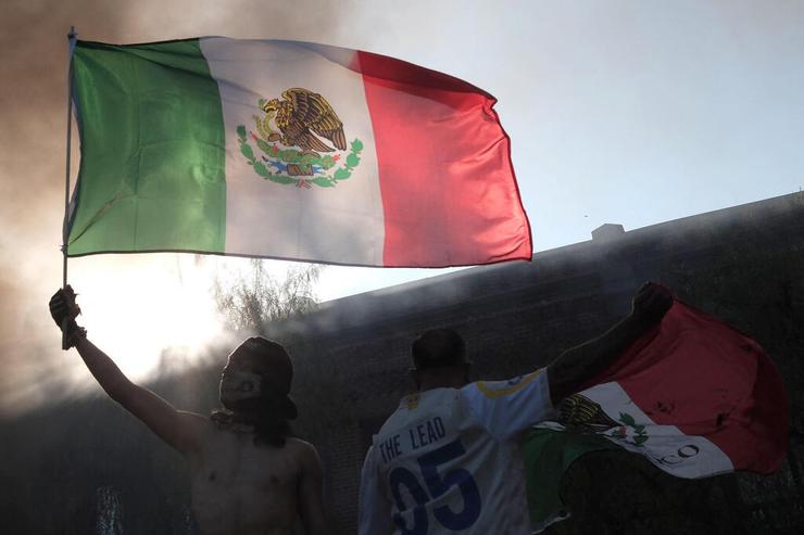 דגל מקסיקו מונף ב הפגנה נגד גירוש מהגרים ב לוס אנג'לס קליפורניה ארה"ב ב-8 ביוני