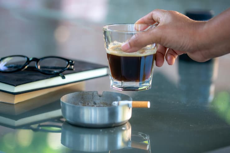 מעשנים עם הקפה של הבוקר? ניקוטין וקפאין מגרים את הקולטנים במערכת העיכול – ושולחים אתכם לשירותים (צילום: Shutterstock) קפה וסיגריה
