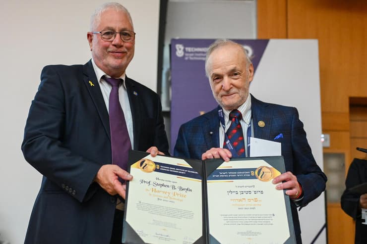 פרופ' סטיבן ביילין (מימין) מקבל את התעודה מידי נשיא הטכניון פרופ' אורי סיון (צילום: רמי שלוש, דוברות הטכניון) פרופ' סטיבן ביילין (מימין) מקבל את התעודה מידי נשיא הטכניון פרופ' אורי סיון