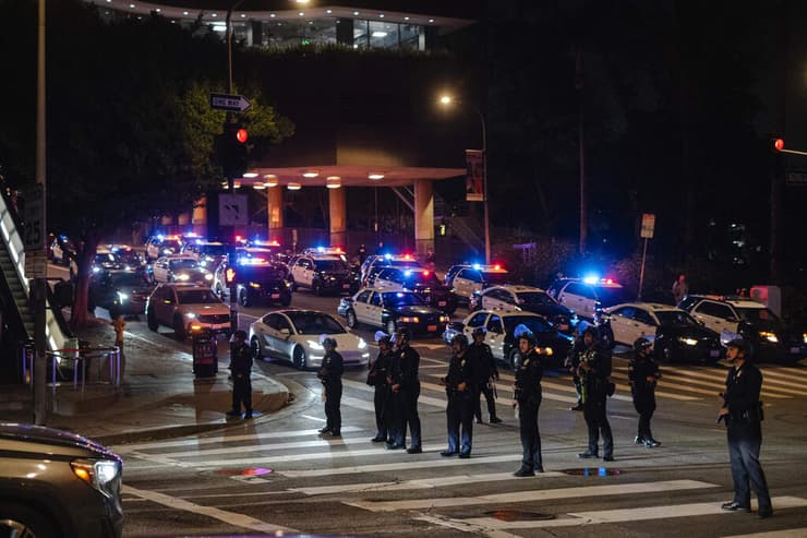 שוטרים ב לוס אנג'לס קליפורניה ארה"ב הפגנה נגד גירוש מהגרים
