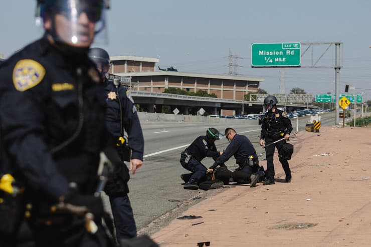 שוטרים ב לוס אנג'לס קליפורניה ארה"ב הפגנה נגד גירוש מהגרים