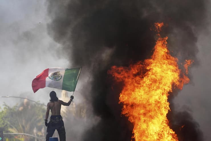 דגל מקסיקו מונף ב הפגנה נגד גירוש מהגרים ב לוס אנג'לס קליפורניה ארה"ב ב-8 ביוני