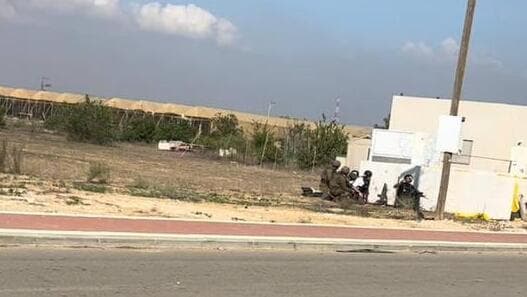 כיתת הכוננות לפני הסתערות מהלחימה ושדה הקרב במושב פרי גן