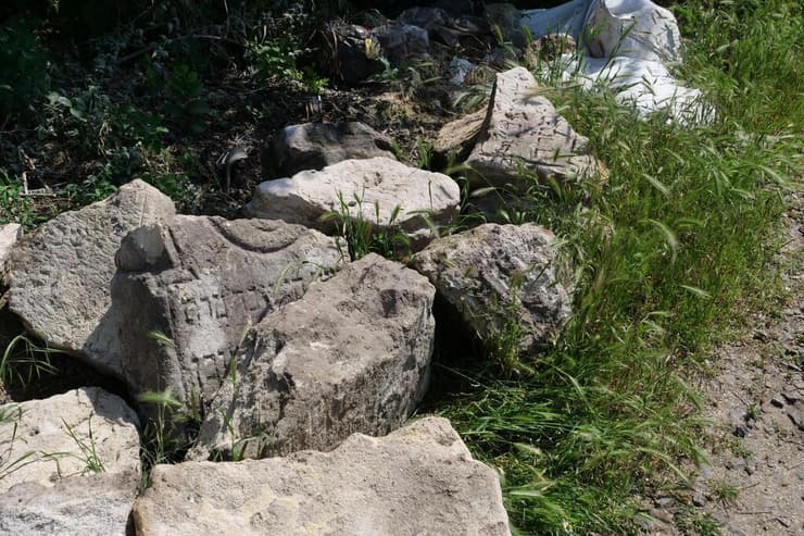 חלק מהמצבות שנמצאו (צילום: מתוך הרשתות החברתיות) חלק מהמצבות שנמצאו