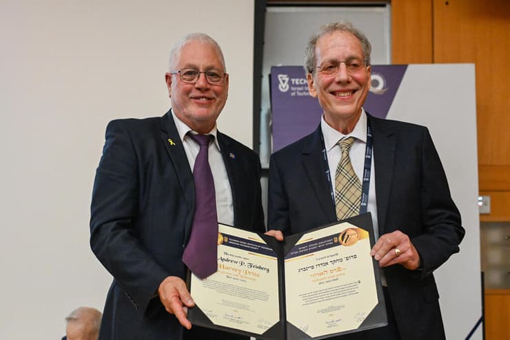 פרופ' אנדרו פיינברג (מימין) מקבל את התעודה מידי נשיא הטכניון פרופ' אורי סיון (צילום: רמי שלוש, דוברות הטכניון) ופרופ' אנדרו פיינברג (מימין) מקבל את התעודה מידי נשיא הטכניון פרופ' אורי סיון