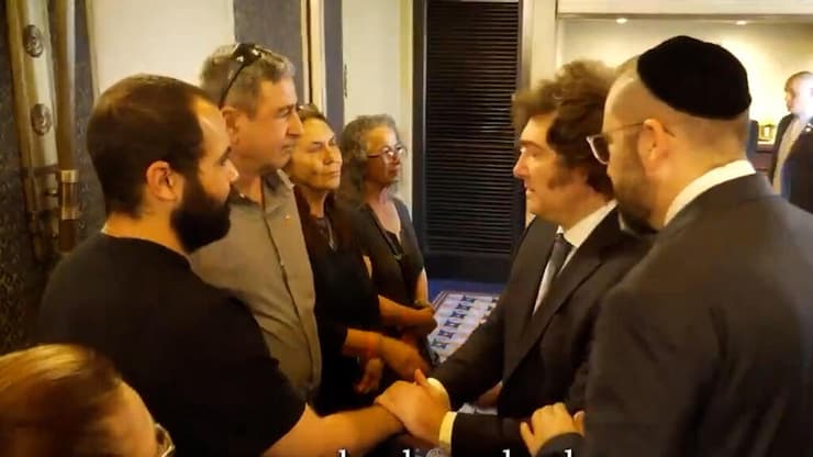 נשיא ארגנטינה נפגש עם שורדי שבי