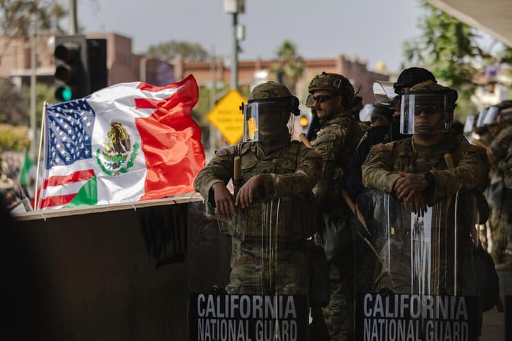 דגל מקסיקו ונף ב הפגנה נגד גירוש מהגרים ב לוס אנג'לס קליפורניה ארה"ב 9 ביוני