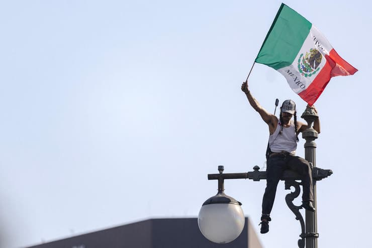 דגל מקסיקו ונף ב הפגנה נגד גירוש מהגרים ב לוס אנג'לס קליפורניה ארה"ב 9 ביוני
