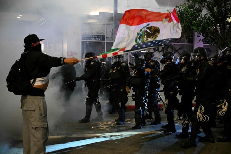 דגל מקסיקו ונף ב הפגנה נגד גירוש מהגרים ב לוס אנג'לס קליפורניה ארה"ב 9 ביוני