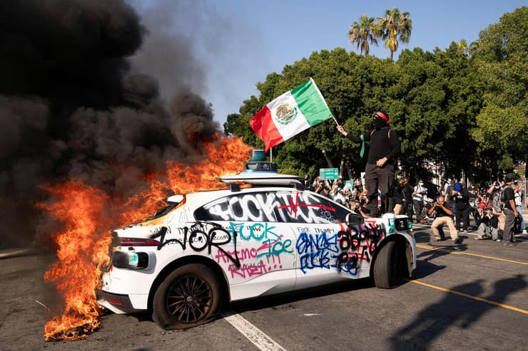 דגל מקסיקו מונף ב הפגנה נגד גירוש מהגרים ב לוס אנג'לס קליפורניה ארה"ב ב-8 ביוני