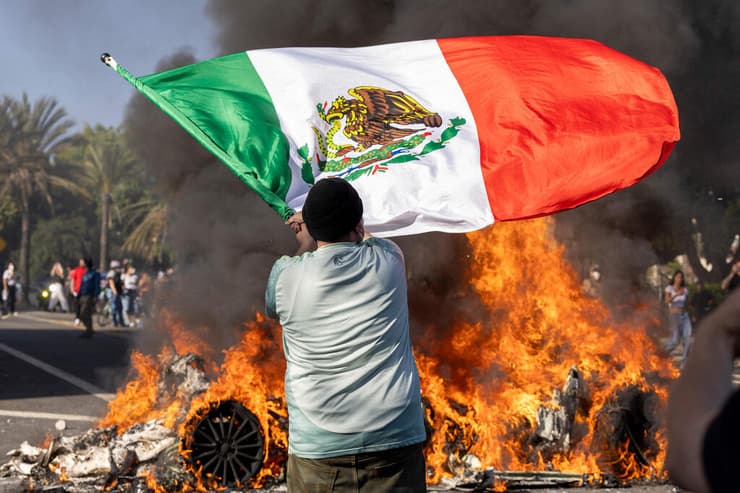 דגל מקסיקו מונף ב הפגנה נגד גירוש מהגרים ב לוס אנג'לס קליפורניה ארה"ב ב-8 ביוני