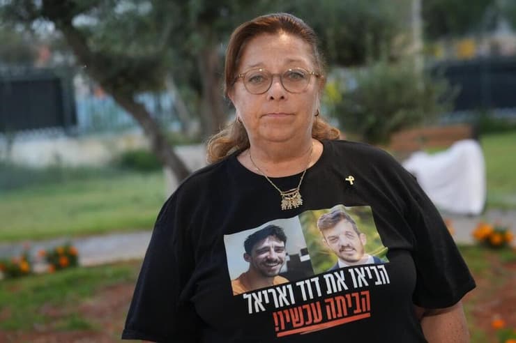 סילביה קוניו, אימם של דוד ואריאל החטופים, מציינת יום הולדת לאריאל