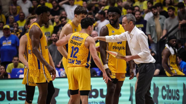 יחגוג אליפות רביעית? קטש עם השחקנים במשחק הראשון (צילום: עוז מועלם) קטש