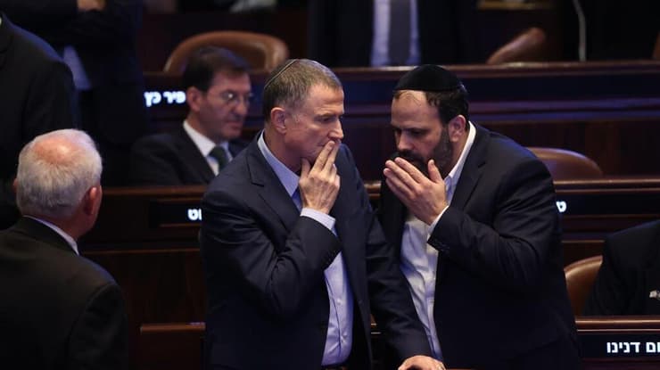 אדלשטיין התגאה ב"בשורה היסטורית", אך נתקל בביקורת (צילום: אלכס קולומויסקי) ינון אזולאי ויולי אדלשטיין בכנסת