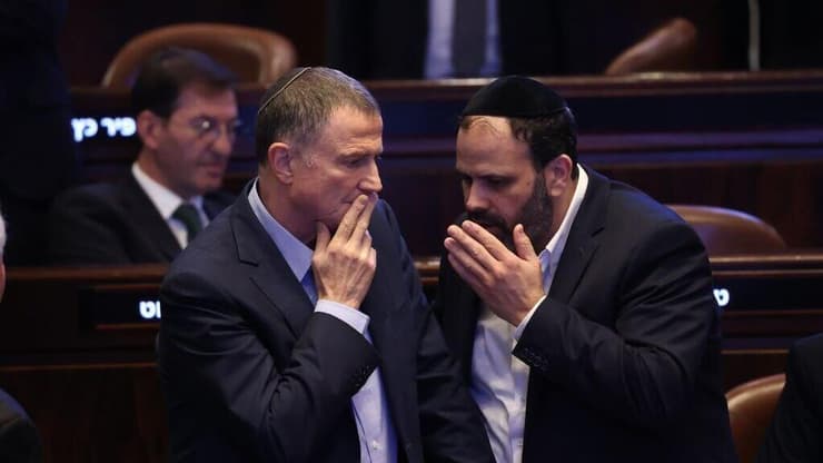 אדלשטיין בכנסת, הערב. פתק הועבר מנתניהו ליו"ר ועדת החוץ והביטחון (צילום: אלכס קולומויסקי) ינון אזולאי ויולי אדלשטיין בכנסת