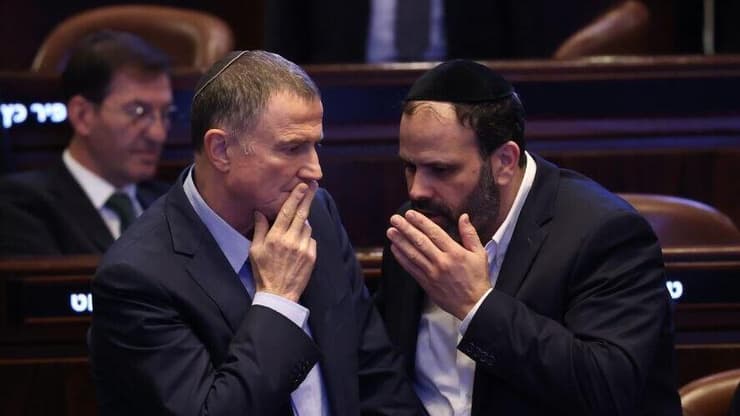 אדלשטיין וח"כ ינון אזולאי (ש"ס). "עקרונות" החוק גובשו (צילום: אלכס קולומויסקי) ינון אזולאי ויולי אדלשטיין בכנסת