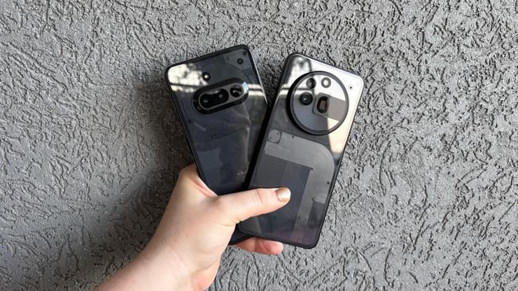 מימין: Nothing a3 Pro, ולידו Nothing 3a
