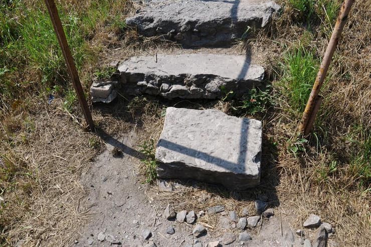 חלק מהמצבות שימשו למדרגות (צילום: מתוך הרשתות החברתיות) חלק מהמצבות שימשו למדרגות