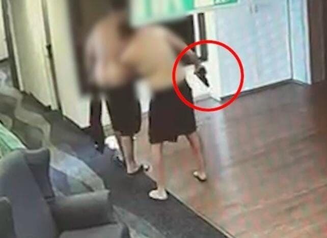 תיעוד של שני חשודים משחקים "משחקי מלחמה" עם נשק לא חוקי במלון בעיר טבריה