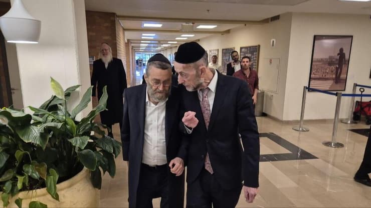 מקלב לצד גפני. גם הוא בחוץ (צילום: שילה פריד ) יצחק גולדקנופף, אורי מקלב ומשה גפני בכנסת