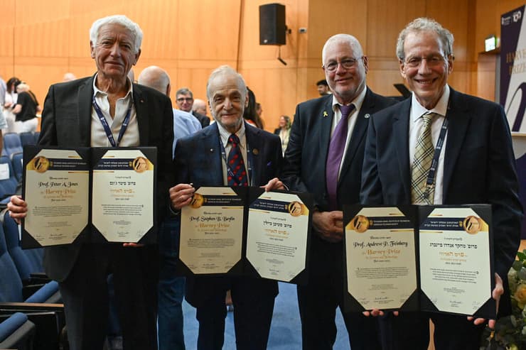 מימין לשמאל: פרופ' אנדרו פיינברג, פרופ' אורי סיון, פרופ' סטיבן ביילין ופרופ' פיטר ג'ונס (צילום: רמי שלוש, דוברות הטכניון) מימין לשמאל: פרופ' אנדרו פיינברג, פרופ' אורי סיון, פרופ' סטיבן ביילין ופרופ' פיטר ג'ונס